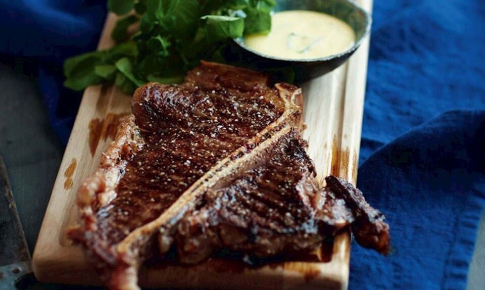 T-bone med bearnaise, fritter og brøndkarse