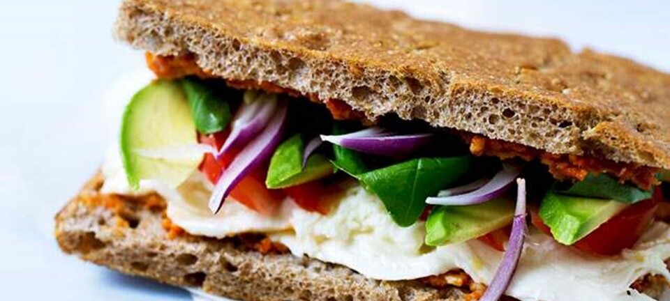 Rugfoccacia med avocado, tomat og mozarella og rød pesto
