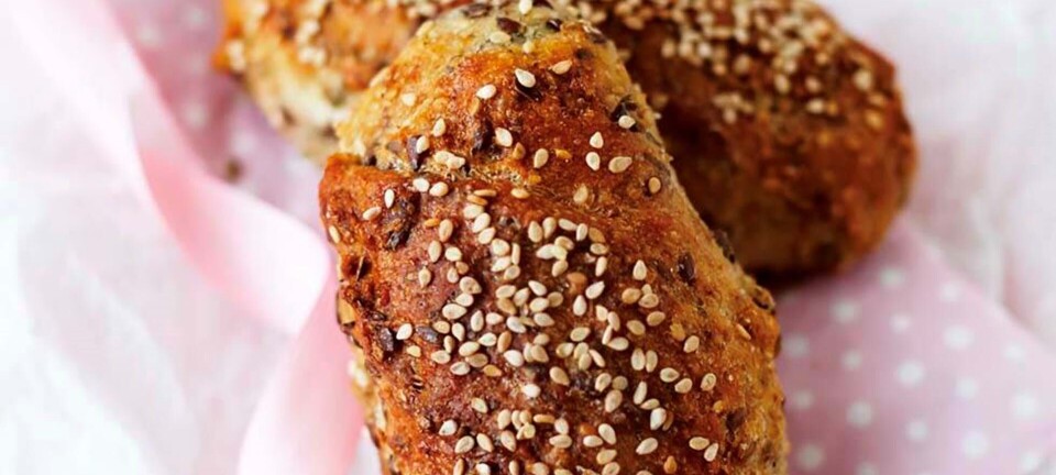 Hjemmebagte grovboller: Frøboller med skyr