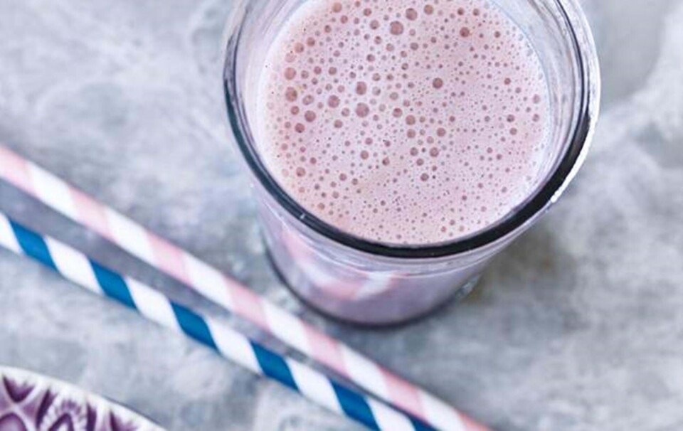 Sådan laver du juice med jordbær & mandelmælk