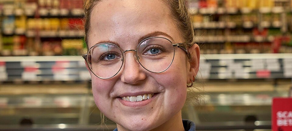 Finalist til Danmarks sødeste kassedame: Pernille tager sig altid tid til hver kunde