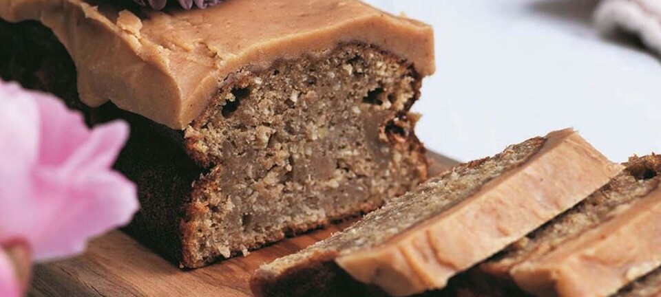 Banankage med karamelsovs