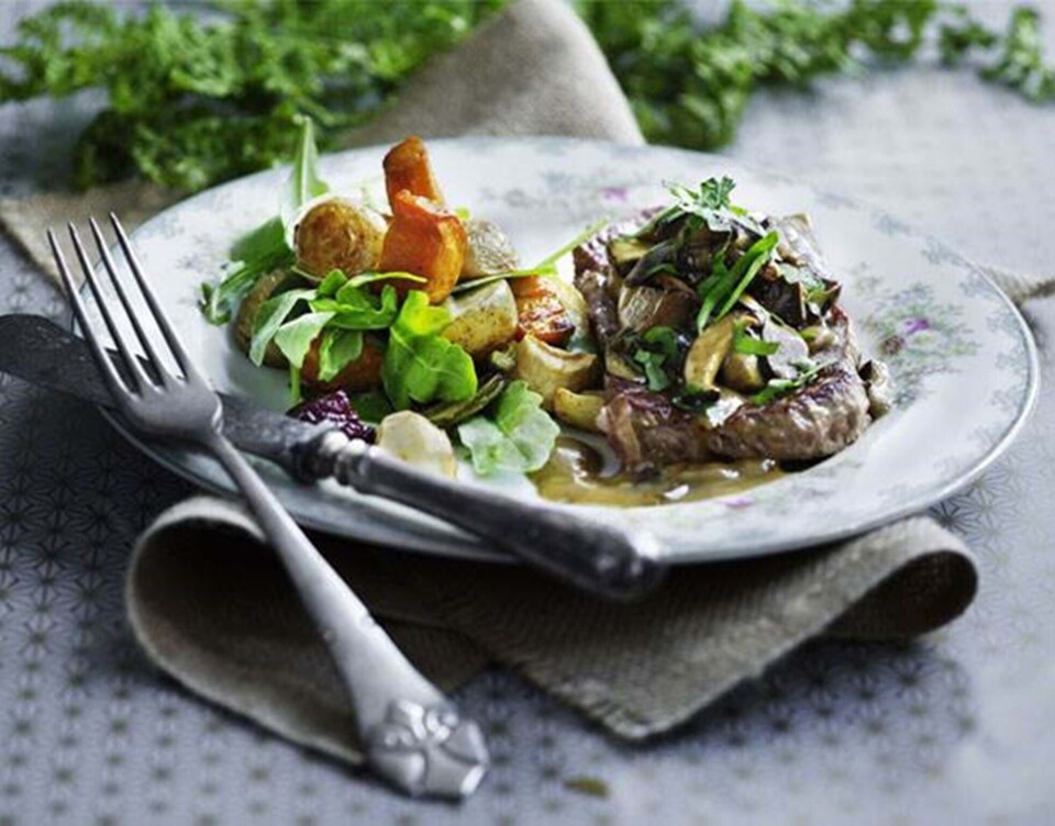 Bøf med svampesauce opskrift - Hendes Verden - ALT.dk