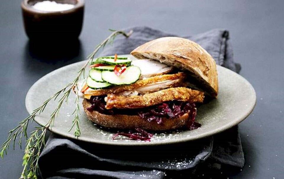 Flæskestegssandwich med rødkål og chilimarinerede agurker