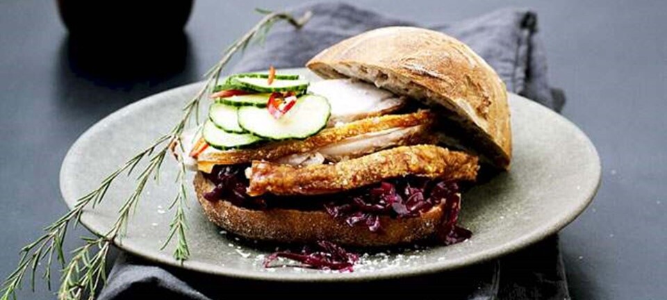 Flæskestegssandwich med rødkål og chilimarinerede agurker