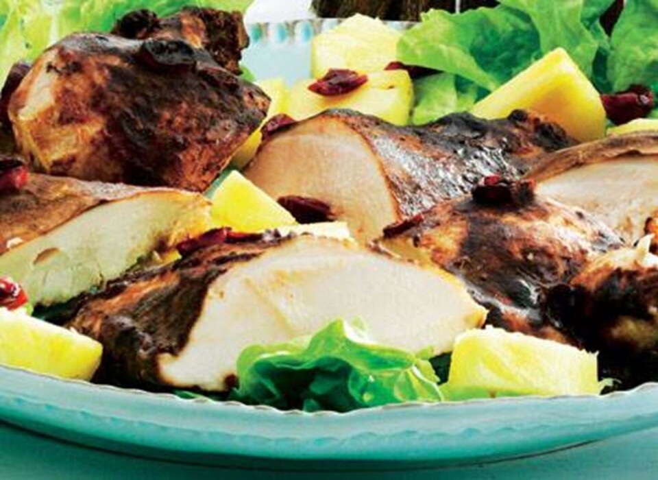 Kyllingebryst med lakridssirup og ananassalat