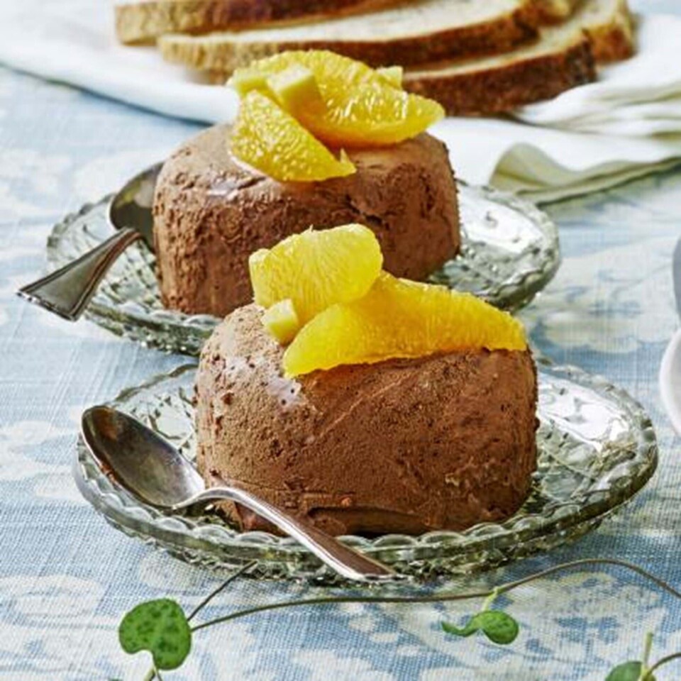 Chokoladeis med appelsin-ingefær-salat