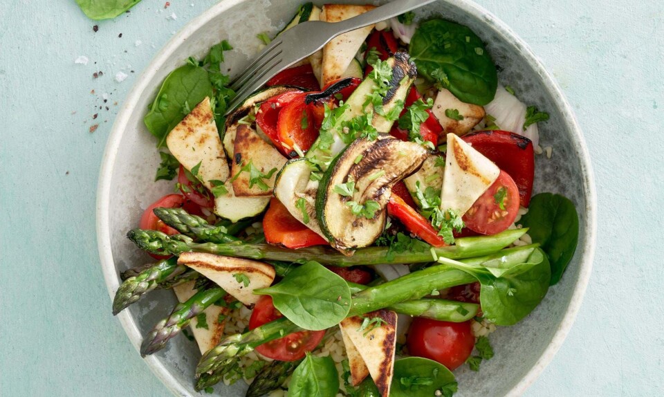 Stegt grøntsagssalat med halloumi-ost