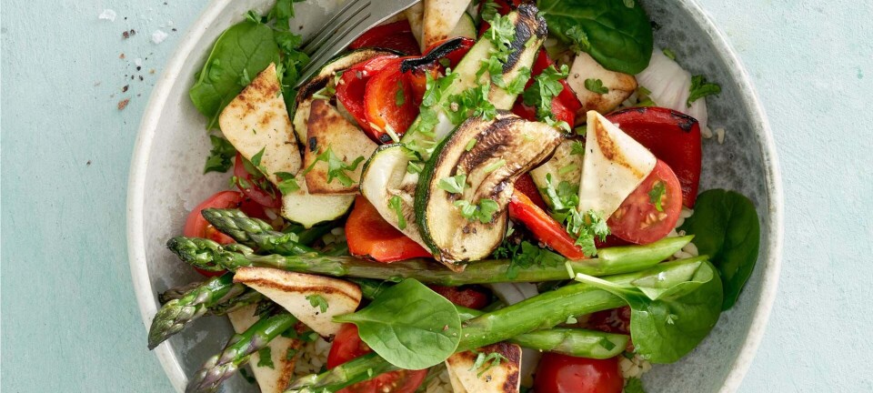 Stegt grøntsagssalat med halloumi-ost