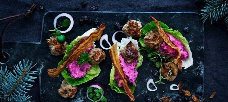 Julekrydrede frikadeller med rødbededressing og pancetta