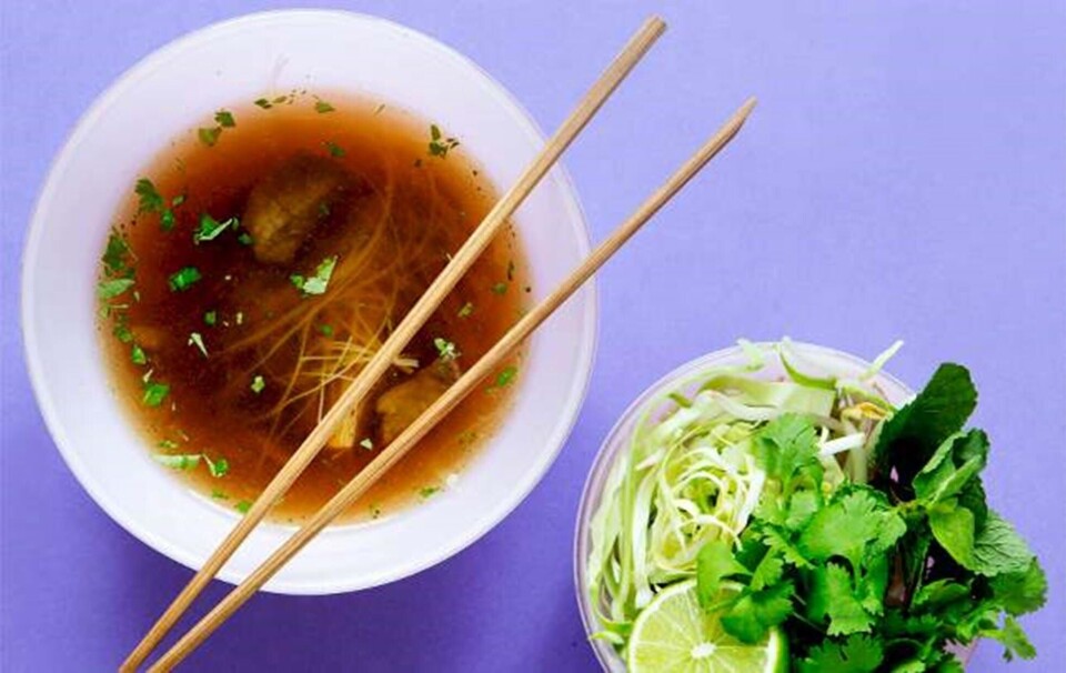 Nudelsuppe med oksekød, kål og krydderurter