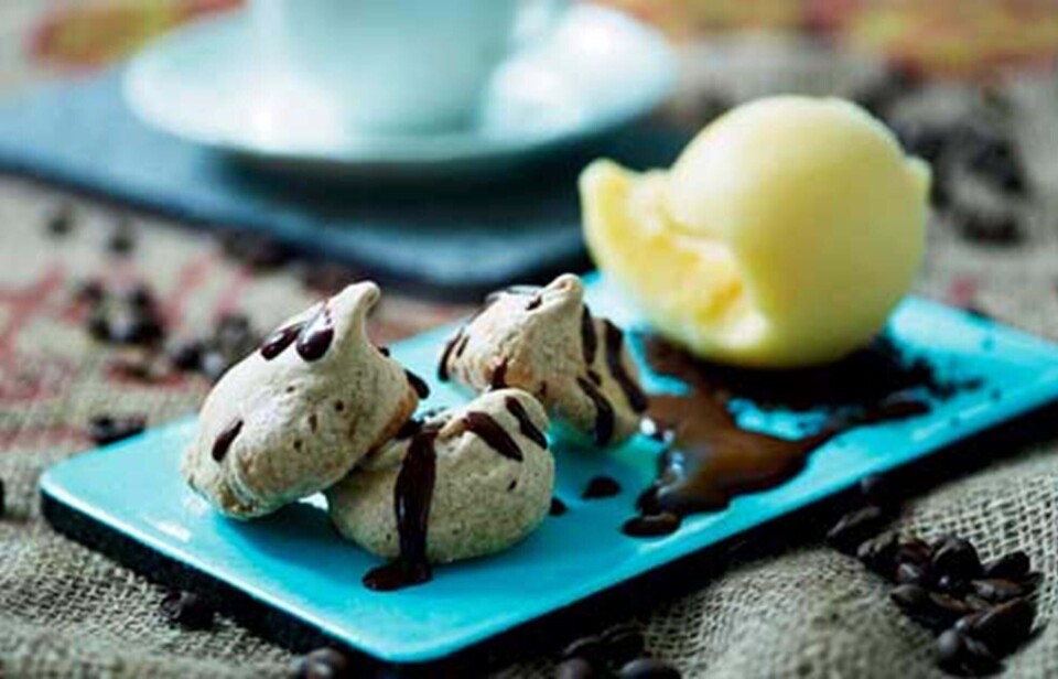 Is med kaffemarengs og mokka-chokoladesauce