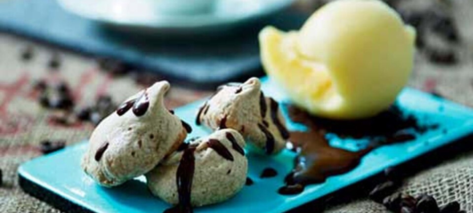 Is med kaffemarengs og mokka-chokoladesauce