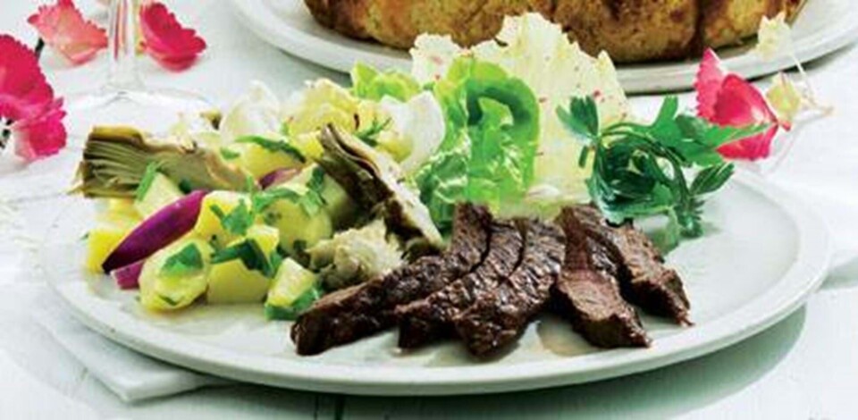 Flanksteak med kartoffelsalat og artiskokker