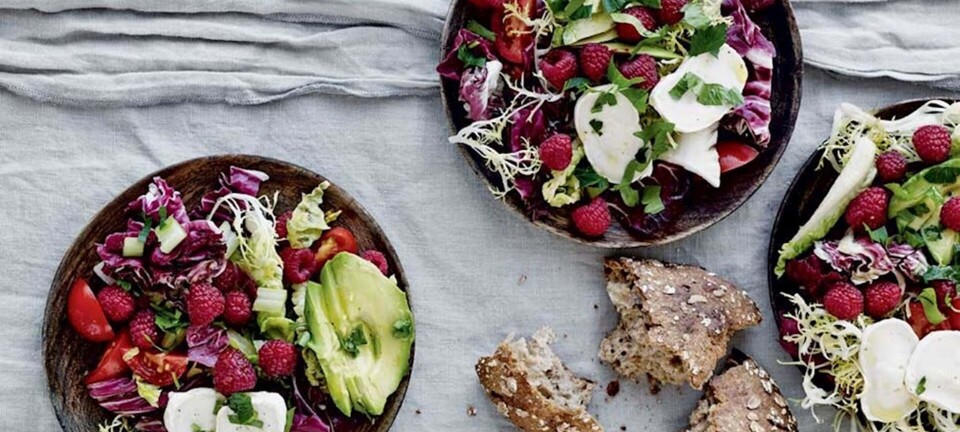 Salat med hindbær, avocado, tomater og persille
