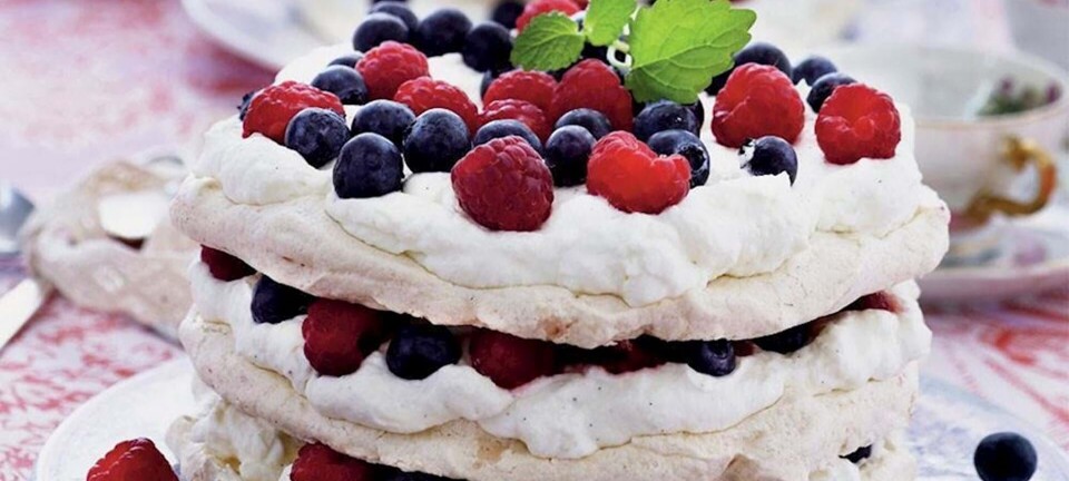Marengslagkage med bær og chantillycreme
