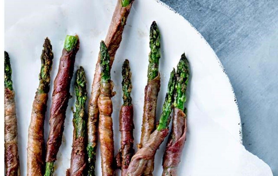 Grillstegte asparges med sprød skinke