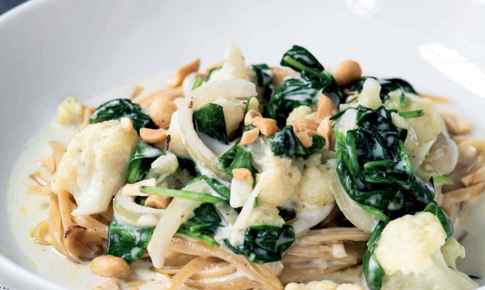 Nem vegetarisk pastaret: Spicy karrypasta med grønsager i kokosmælk