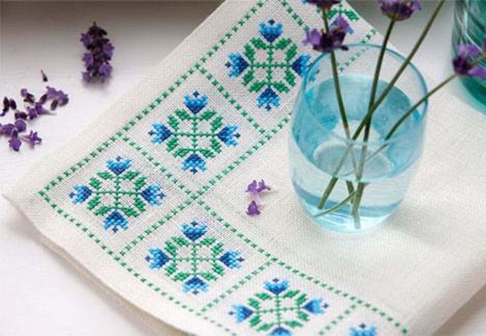 Serviet med blå og turkise blomster fra Hendes Verden
