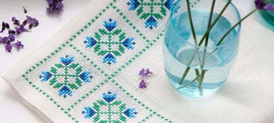 Serviet med blå og turkise blomster