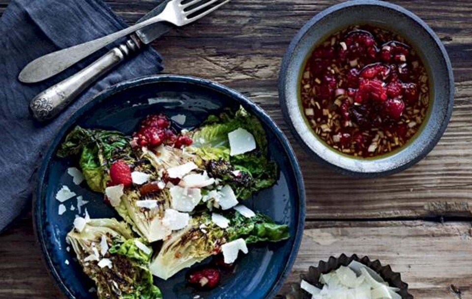 Få opskriften på grillet hjertesalat med hindbær