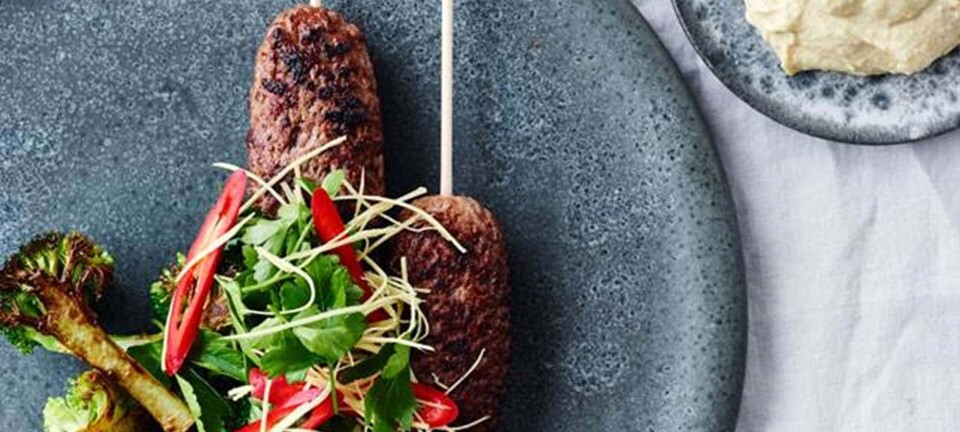 Kebab, råstegt broccoli & hummus