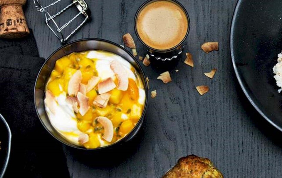 Drænet yoghurt med passion-mango-kompot