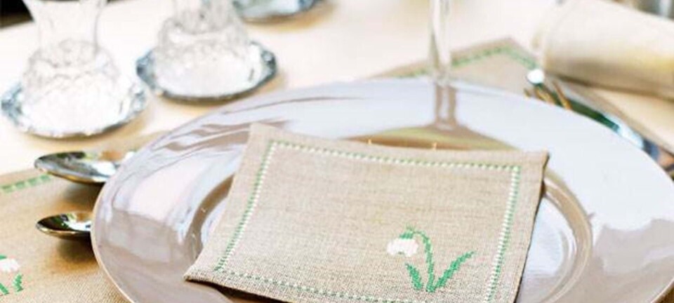 Broderet dækkeserviet med vintergæk