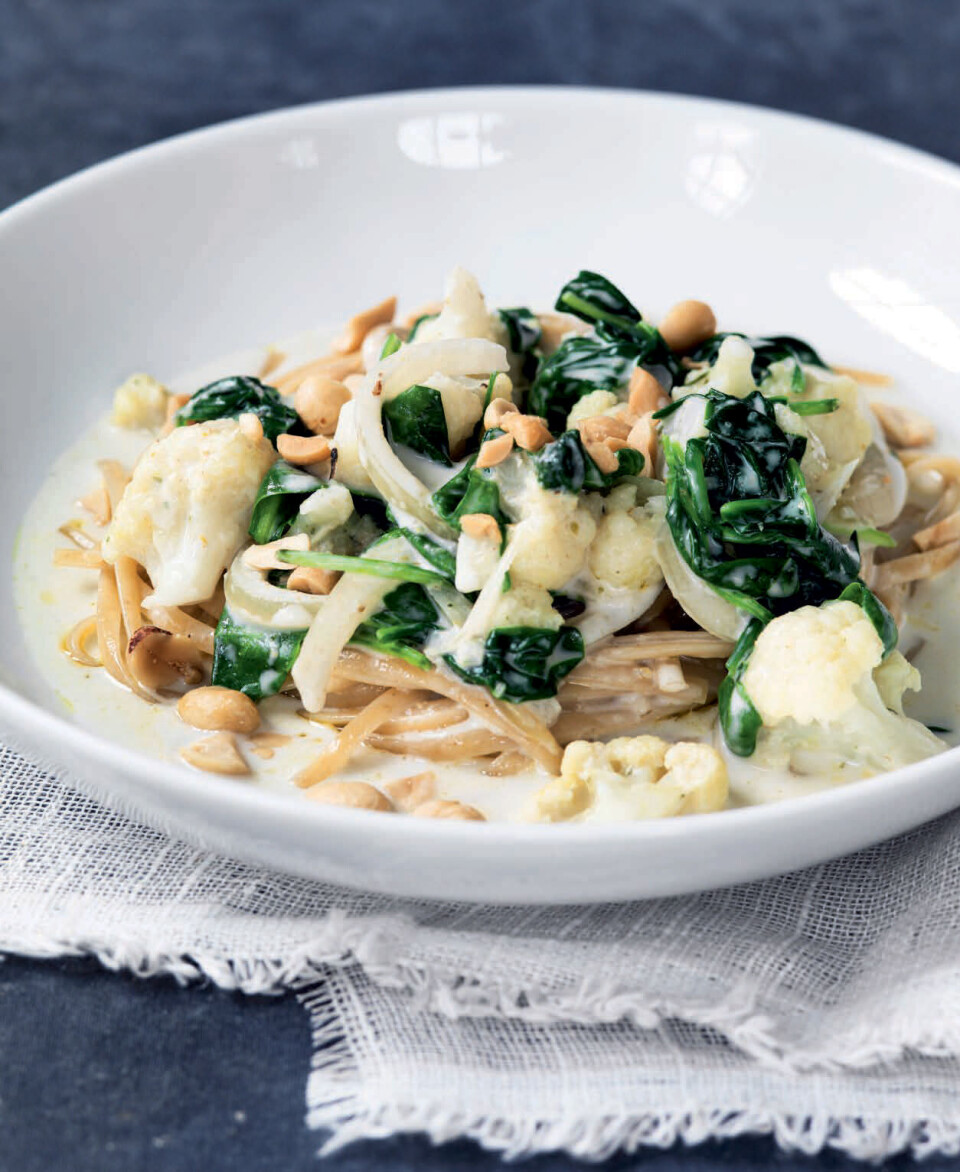 Nem vegetarisk pastaret: Spicy karrypasta med grønsager i kokosmælk