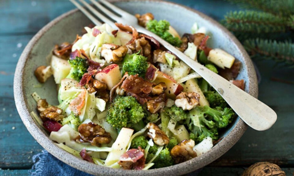 Kålsalat med sprød bacon, valnødder og æble
