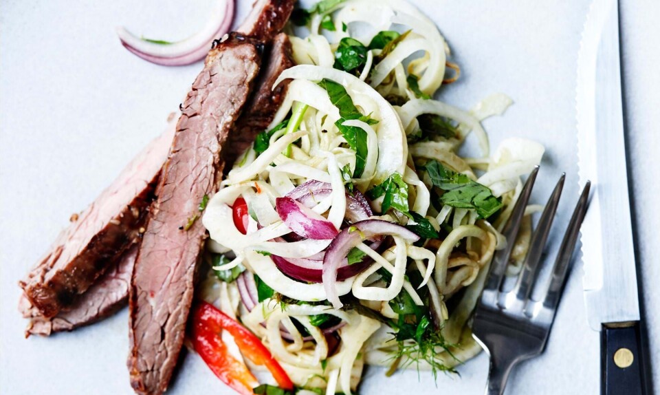 Skøn mad på grill: Plankesteaks med syltet fennikelsalat