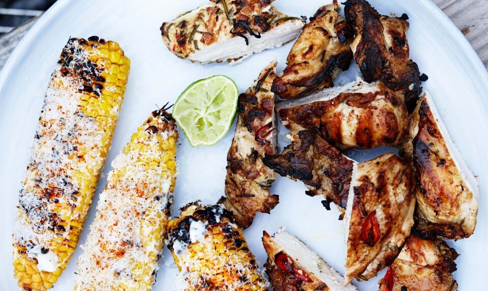 Marineret kylling og spicy majs med revet parmesan på grillen