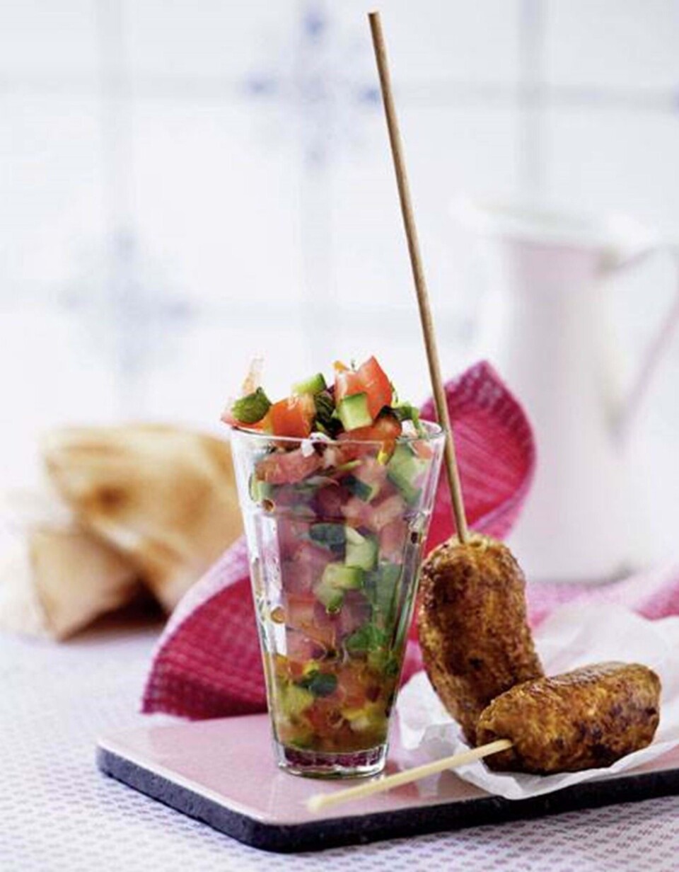 Krydret farsruller på spyd med salsa