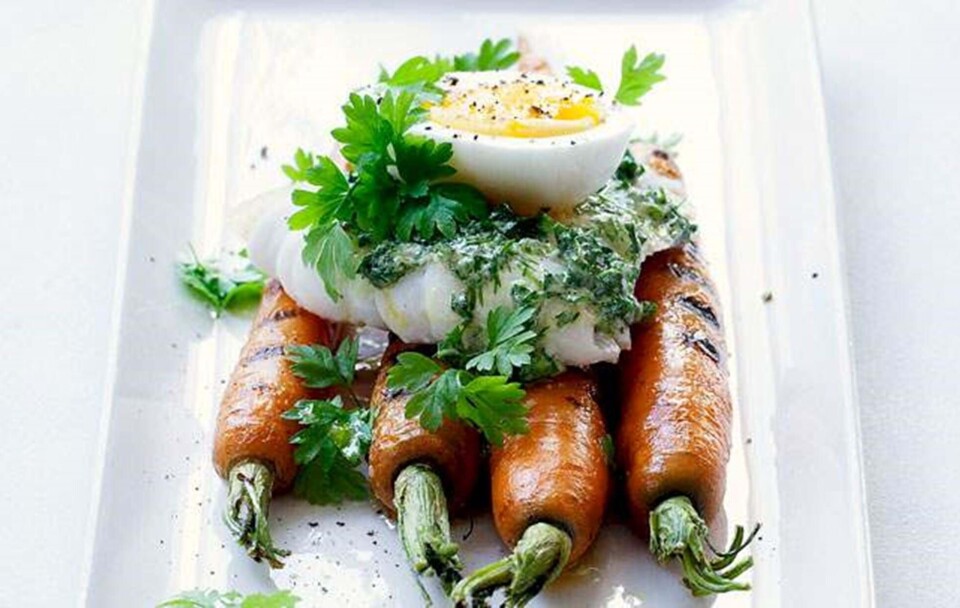 Opskrift på grillede gulerødder med smilende æg og bagt fisk