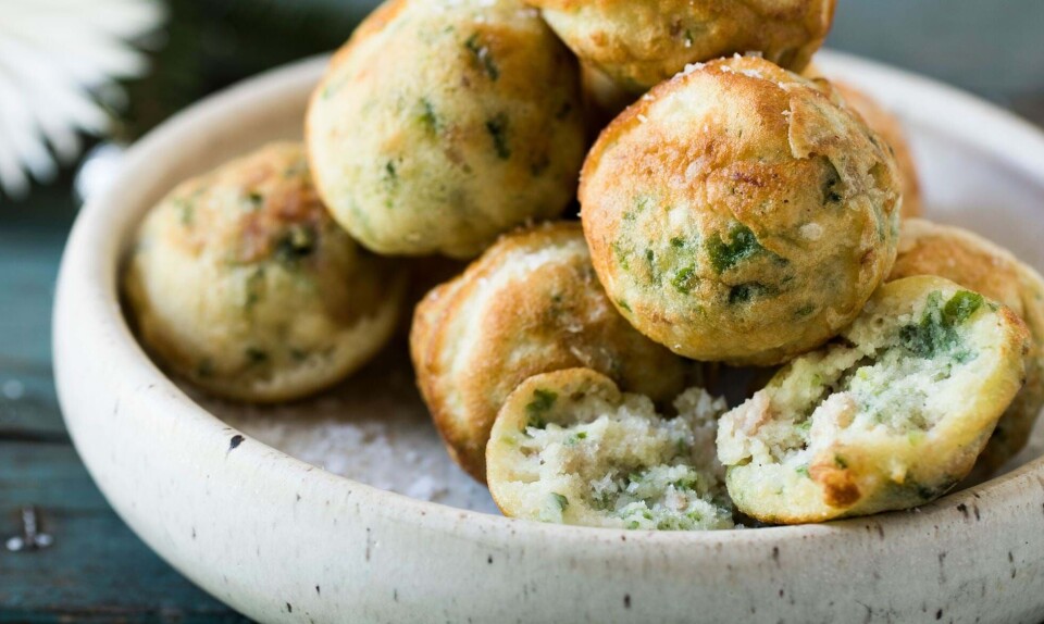 Salte æbleskiver med røget skinke og grønkål
