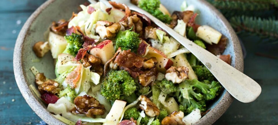 Kålsalat med sprød bacon, valnødder og æble
