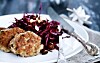 Kalvedeller og rød råkost med nødder og blåbær