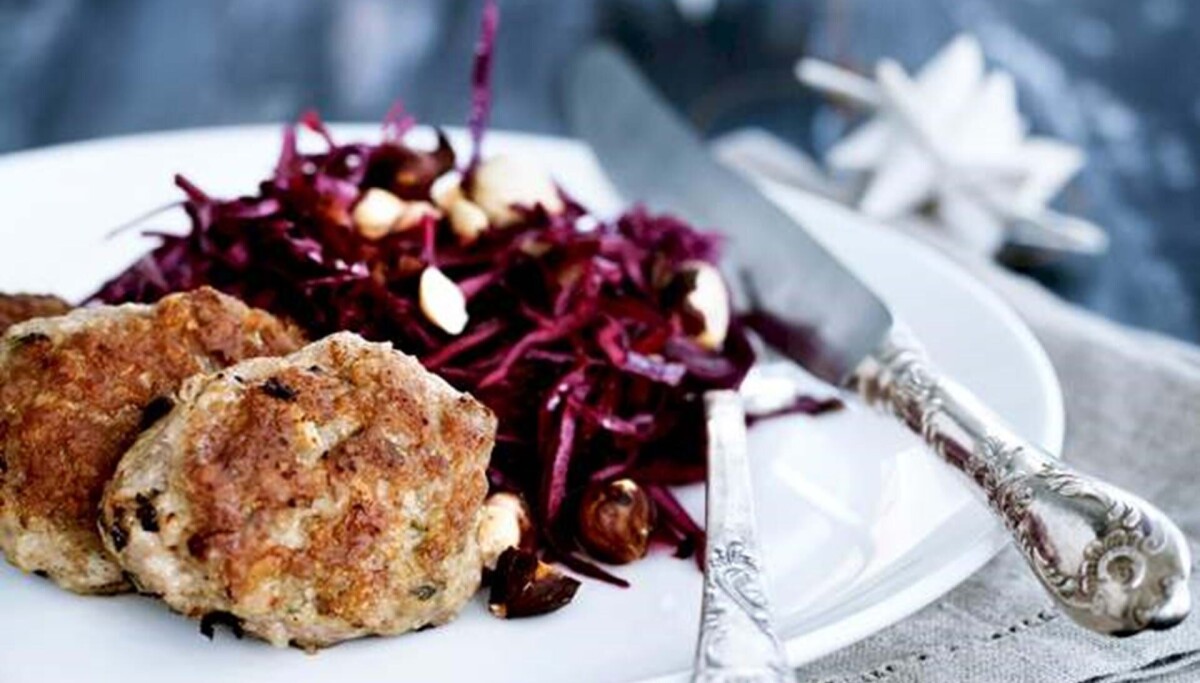 Kalvedeller og rød råkost med nødder og blåbær - ALT.dk