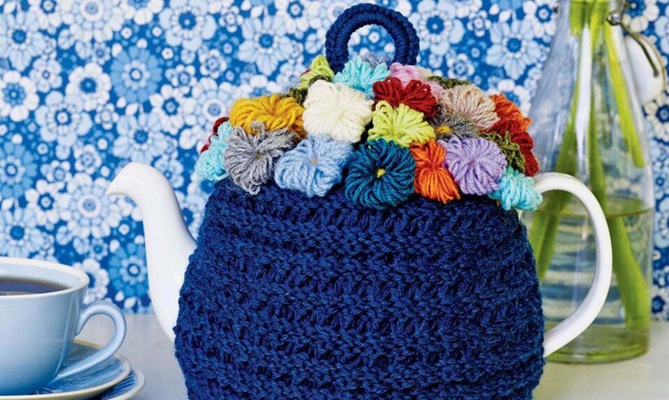 Strik selv: Blå tehætte med blomstret top fra Hendes Verden