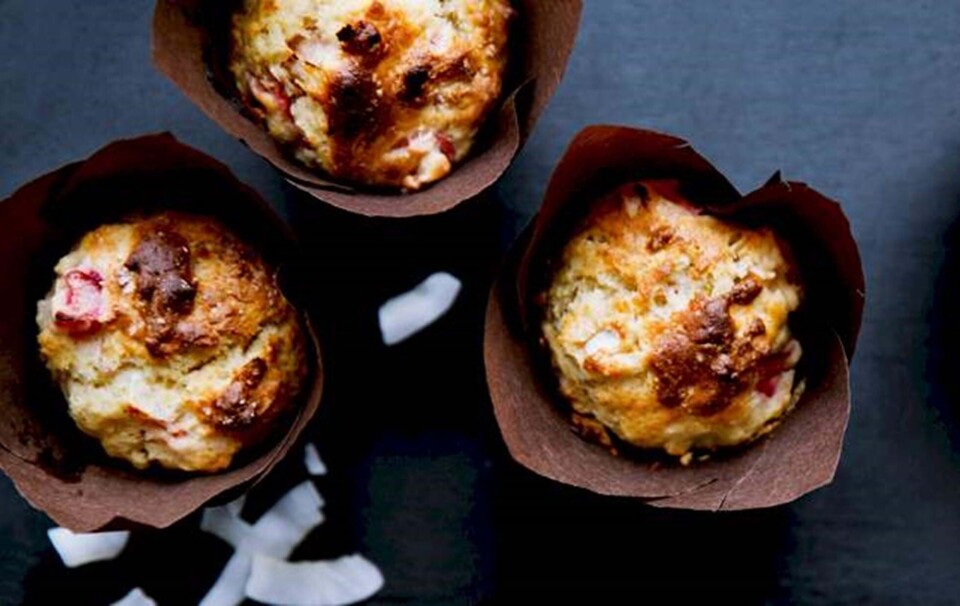 Mandelmuffins med vinterrabarber, marcipan og kokos
