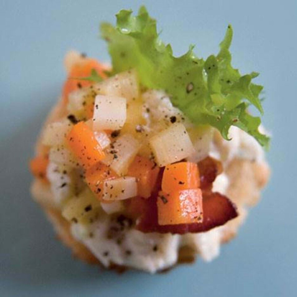 Canapeer med torskesalat og rodfrugter