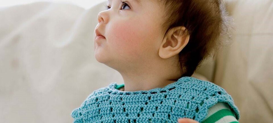 Hækl selv: Lyseblå hagesmæk med ærmer