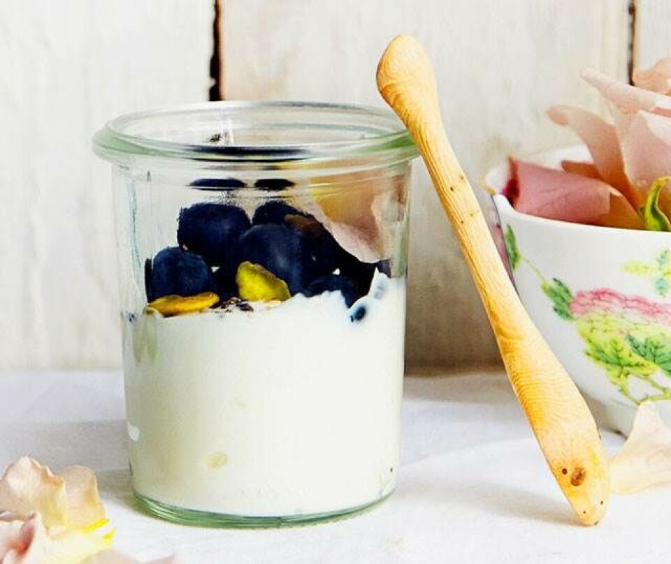 Skyr med bær og luksus-granola