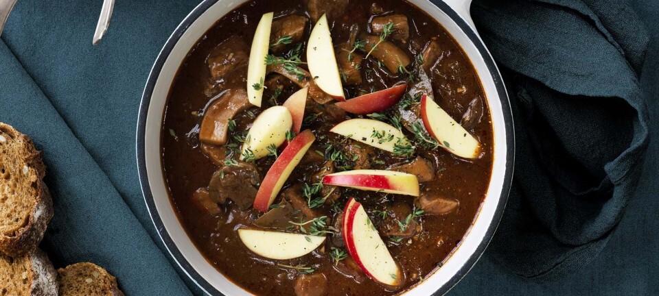 Kalvegryde med svampe, æble og timian