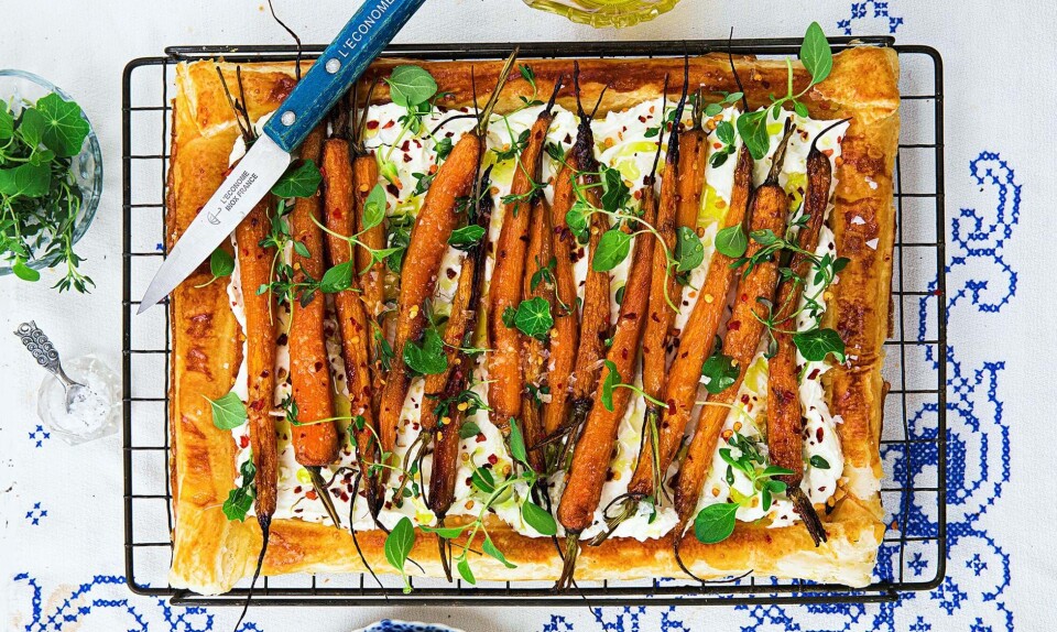 Butterdejstærte med nye gulerødder og fetacreme