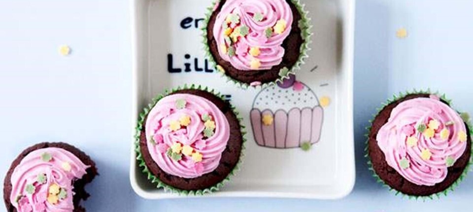 Cupcakes med banan, chokolade og hindbær-glasur