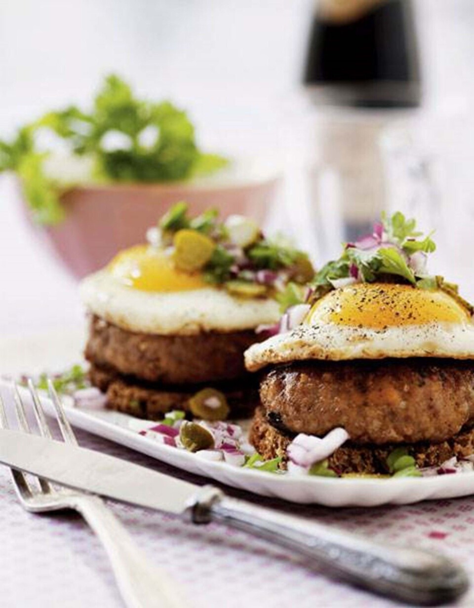 Små brød med frikadellebøf, spejlæg og topping