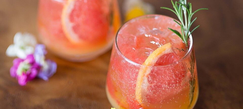 Elegant nytårsdrink: Champagnecocktail med rød grapefrugt