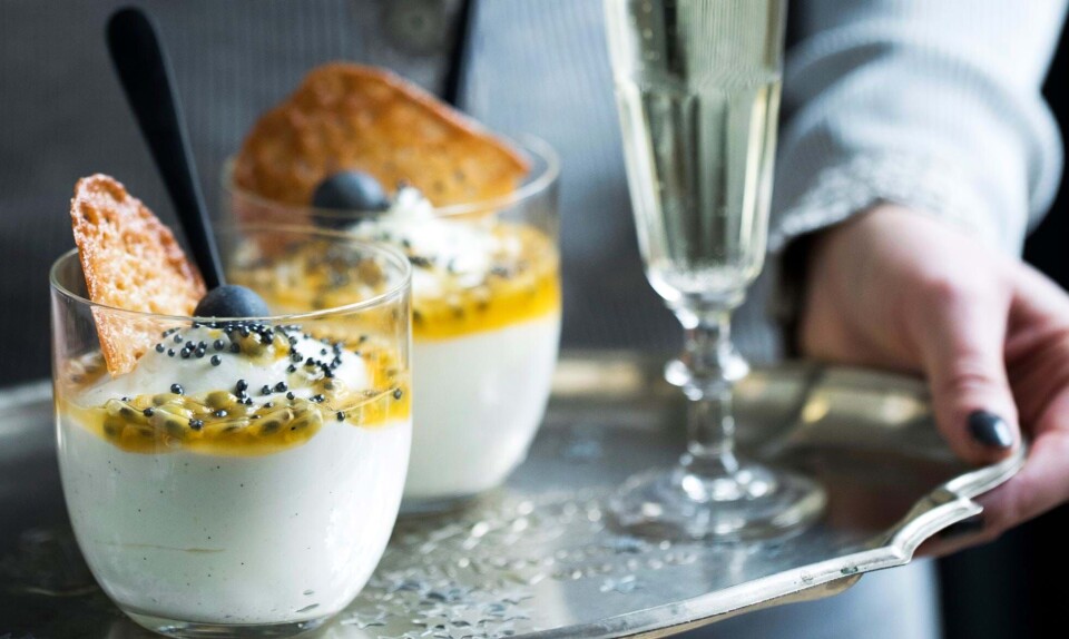Vaniljefromage med passionsfrugt og mandelblondekager