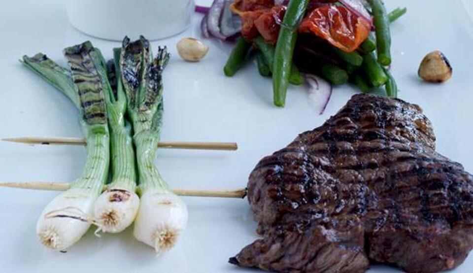 Opskrift på grillet steaks & forårsløg med bønnesalat & brøndkarsecreme